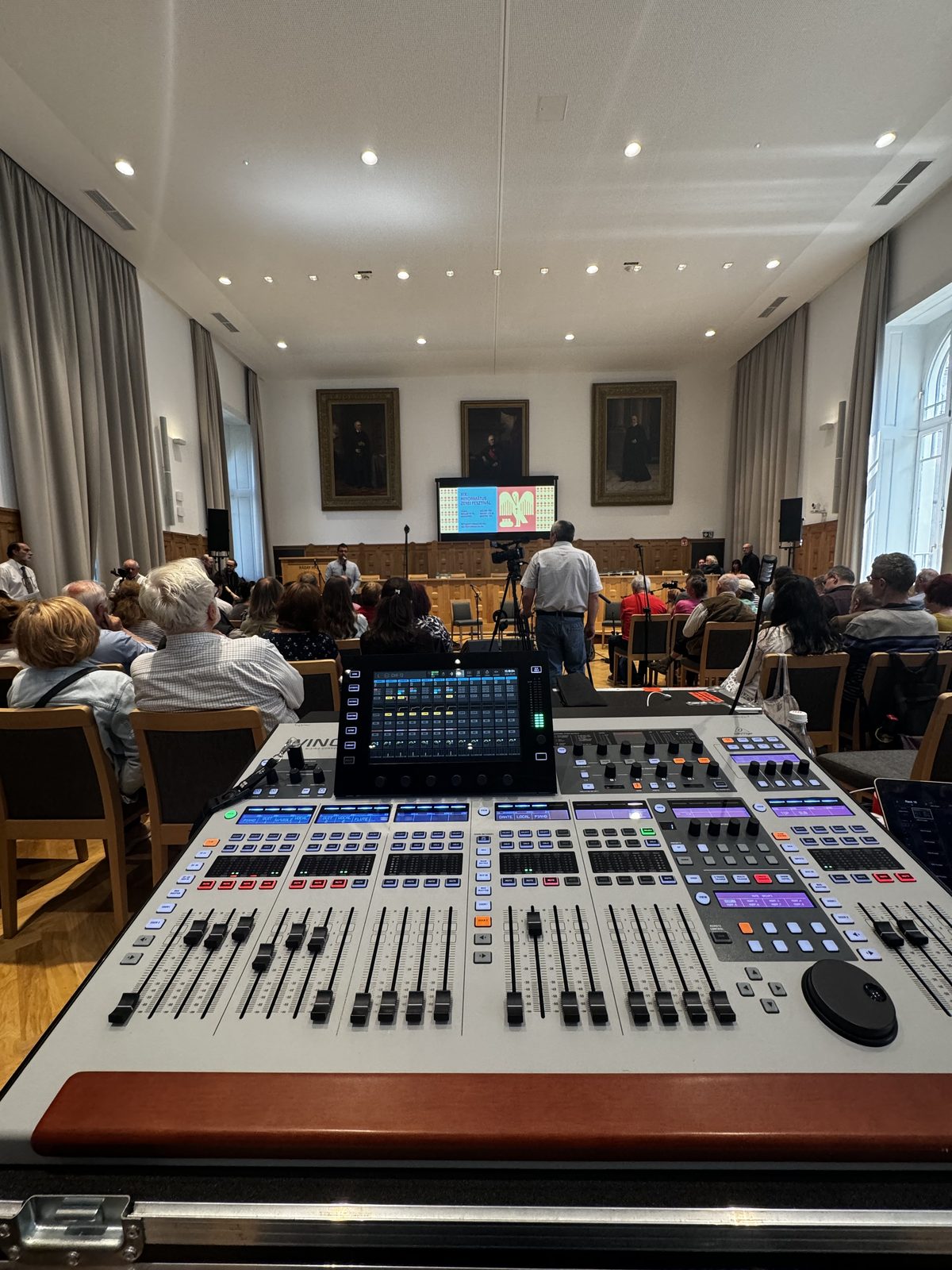 Behringer Wing FOH keverőpult a Ráday ház dísztermében — korábbi évek setupja