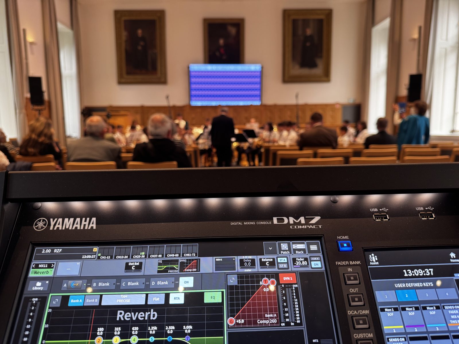 Yamaha DM7 Compact FOH keverőpult a Ráday ház dísztermében — Pantheon Sound, Református Zenei Fesztivál