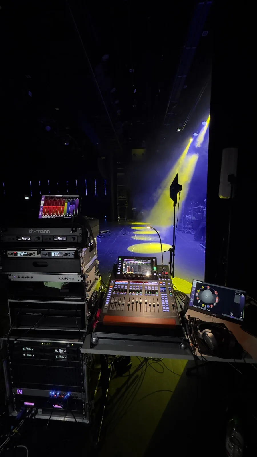 KLANG immersive processor and Behringer Wing monitor console — „Szívem lelkem" tour monitor position